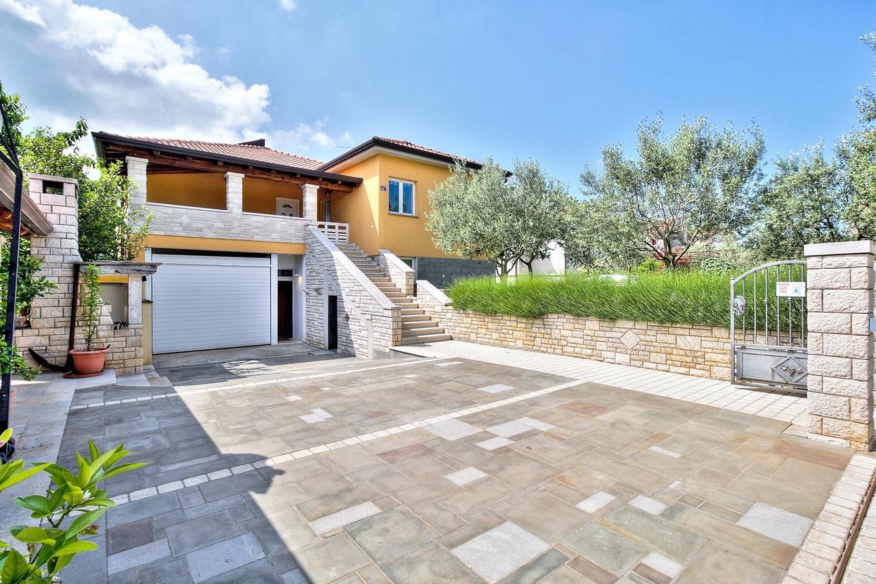 Lana House With Apartment Petrovija Exterior photo